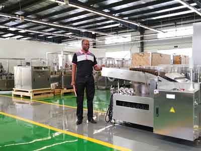 Línea de llenado de tabletas y líquidos orales para clientes en Tanzania