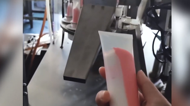 Máquina de llenado y sellado de tubos