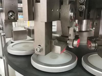 Máquina de llenado y sellado de tubos